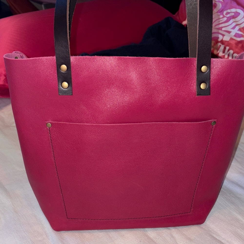 Portland leather goods medium classic unicorn color hibiscus, bnnu in box‼️